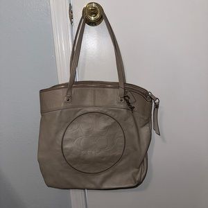 Coach Bag that’s been slightly used but in great condition and super cute!
